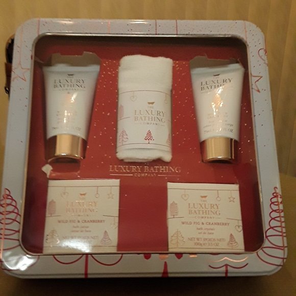 The Luxury Bathing Company Wild Fig & Cranberry Gift Set - Picture 1 of 6